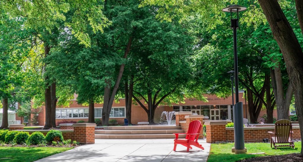 Photo of the campus quad with the fountain in the background.