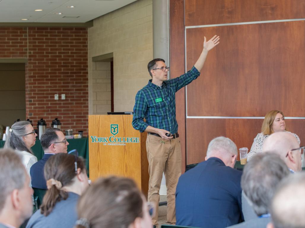 A faculty mentor giving a presentation.