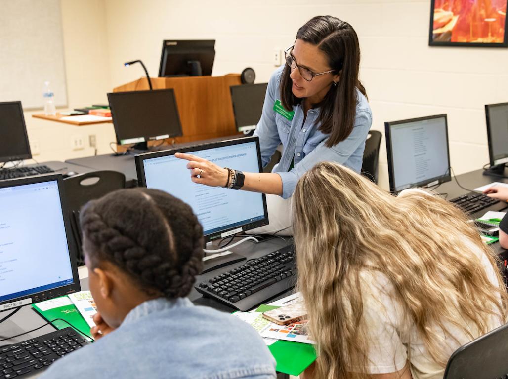 An advisor advising a student during New Spartan Days.