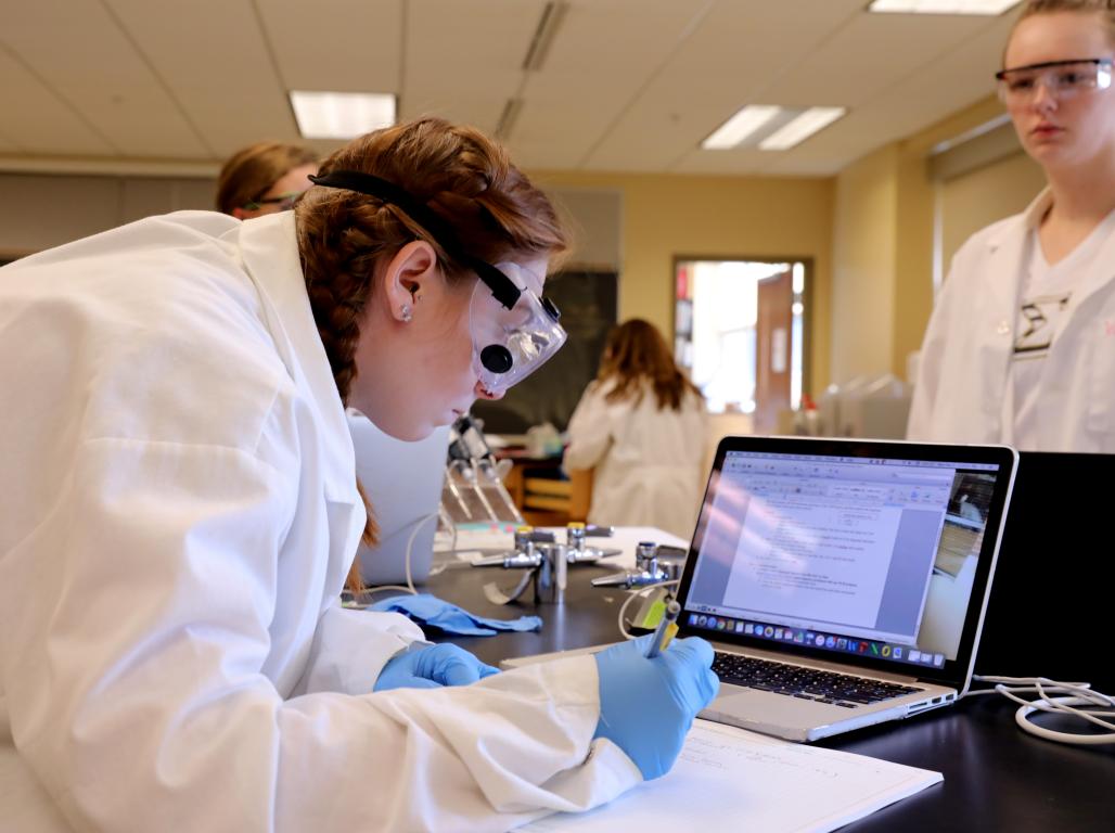 Student looking at computer screen in Biology lab. 